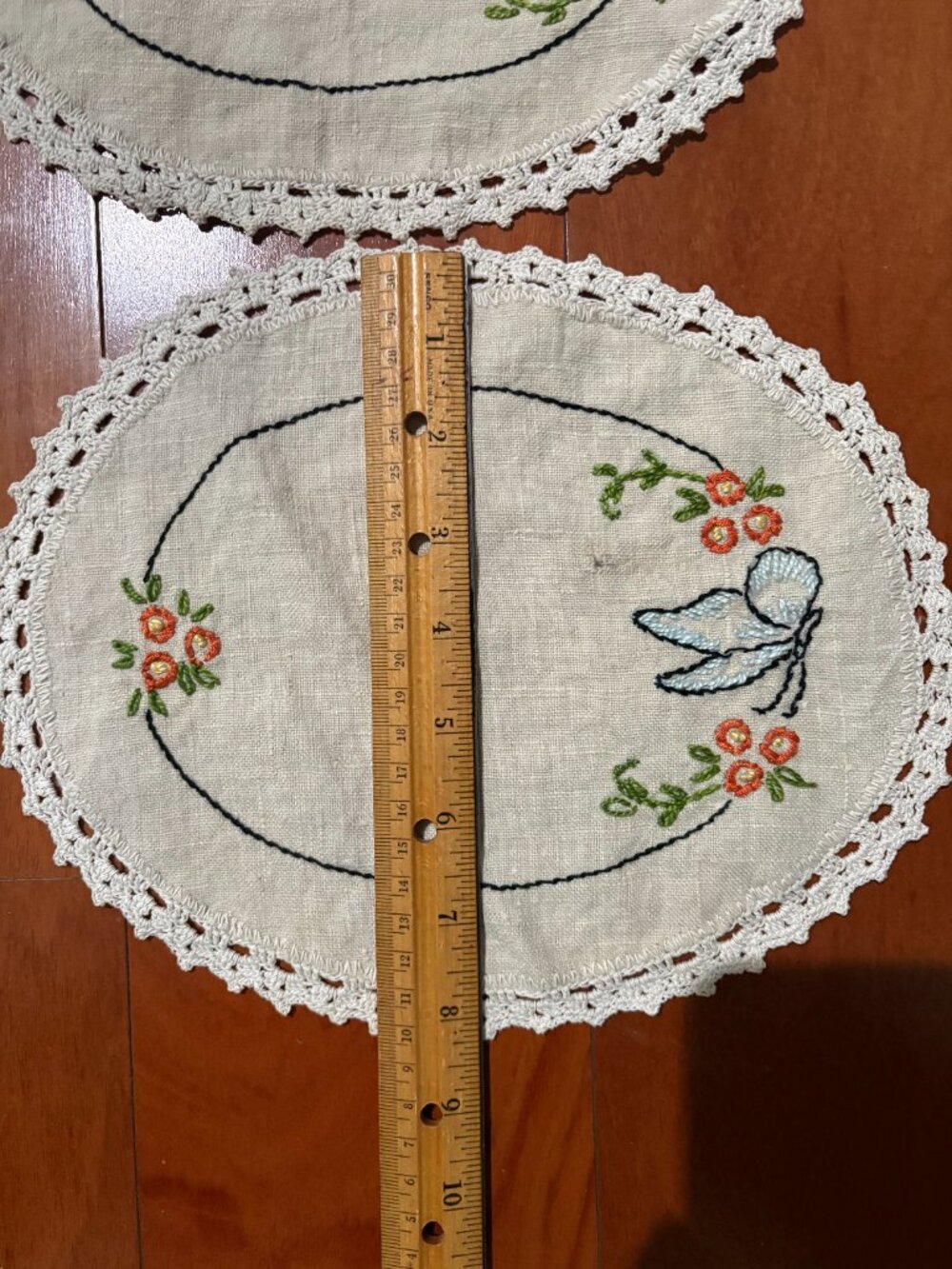 Bundle of 5 Vintage Embroidered and Crocheted Doilies and 1 Filet Crochet Doily - Picture 13 of 14